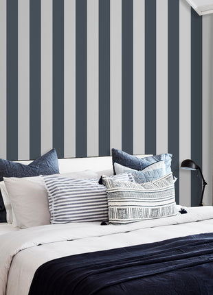 Biało-granatowa, klasyczna tapeta w pasy Alfa 3704-7